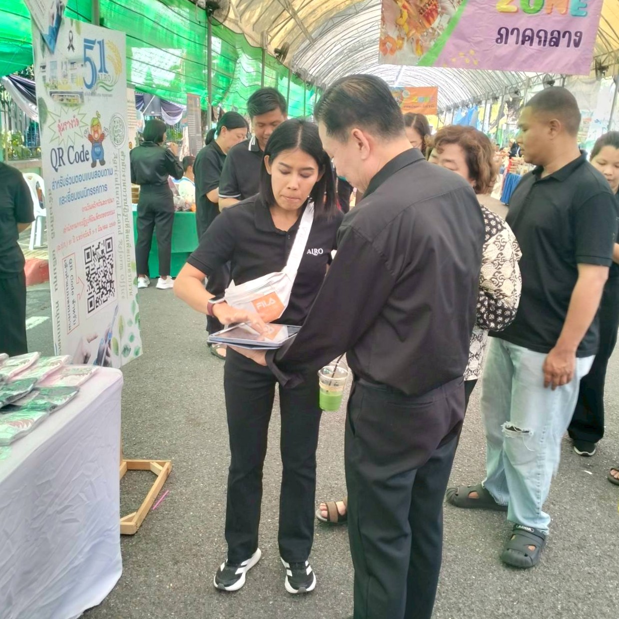 title - คณะทำงานฝ่ายติดตามประเมินผลการจัดงาน วันคล้ายวันสถาปนาสำนักงานการปฏิรูปที่ดินเพื่อเกษตรกรรม (ส.ป.ก.) ครบรอบ 51 ปี เปิดตั้งจุดให้ผู้ร่วมงานได้ร่วมสนุก เล่นเกมส์ และตอบแบบประเมินผลการจัดงาน ผ่านระบบออนไลน์